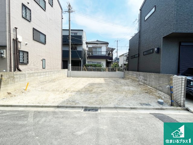 高槻市春日町　新築一戸建ての外観|周辺は落ち着いた街並みの住宅地！子育てがしやすい住環境です！まだ未完成ですが、現地でしかわからない事もございます。是非一度ご覧ください。