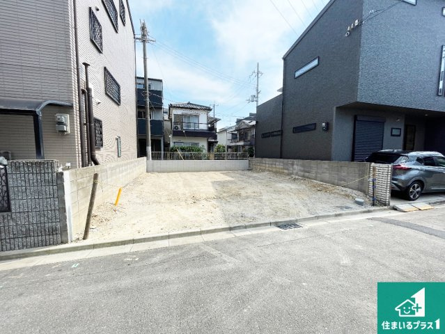 高槻市春日町　新築一戸建ての外観|周辺は落ち着いた街並みの住宅地！子育てがしやすい住環境です！まだ未完成ですが、現地でしかわからない事もございます。是非一度ご覧ください。