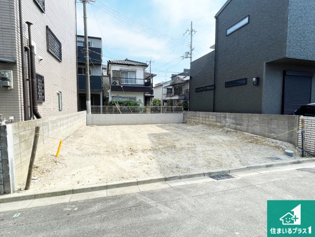 高槻市春日町　新築一戸建ての外観|周辺は落ち着いた街並みの住宅地！子育てがしやすい住環境です！まだ未完成ですが、現地でしかわからない事もございます。是非一度ご覧ください。
