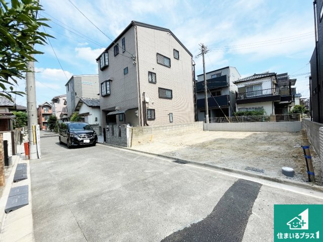 高槻市春日町　新築一戸建ての前面道路含む現地写真|周辺は閑静な住宅街です。前面道路もしっかりと有りますので車の出し入れも安心ですよ！