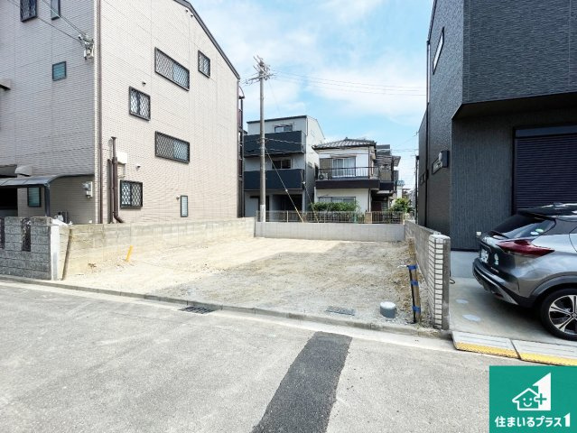高槻市春日町　新築一戸建ての外観|周辺は落ち着いた街並みの住宅地！子育てがしやすい住環境です！まだ未完成ですが、現地でしかわからない事もございます。是非一度ご覧ください。