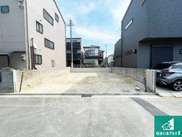 高槻市春日町　新築一戸建ての外観|周辺は落ち着いた街並みの住宅地！子育てがしやすい住環境です！まだ未完成ですが、現地でしかわからない事もございます。是非一度ご覧ください。