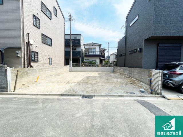 高槻市春日町　新築一戸建ての外観|周辺は落ち着いた街並みの住宅地！子育てがしやすい住環境です！まだ未完成ですが、現地でしかわからない事もございます。是非一度ご覧ください。