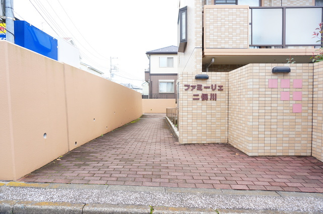 ファミーリェ二俣川のエントランス