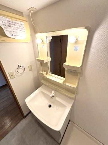 ファミーリェ二俣川の洗面所|※別号室の参考写真です(現況優先)