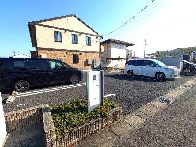 ジュネスの駐車場
