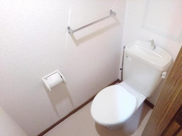 シンプルで使いやすいトイレです♪