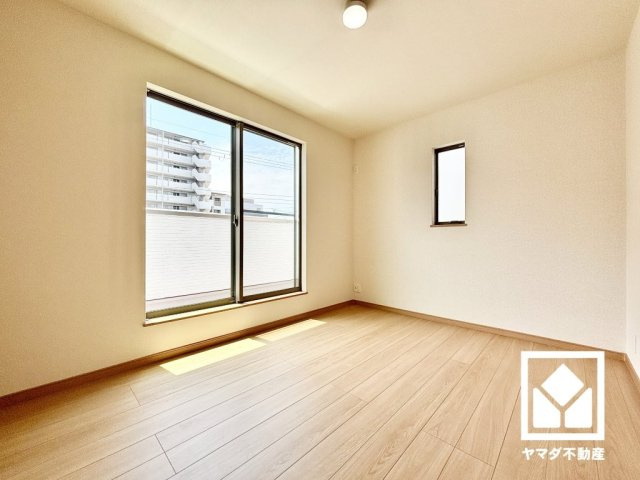 西宮市笠屋町の寝室|約6帖の3階洋室です。バルコニーにつながるお部屋で、通風・陽当たり良好。