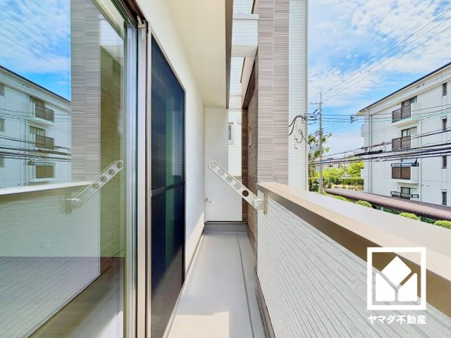 西宮市笠屋町のバルコニー|南西向きバルコニーで陽当たり、風通し良好。バルコニーが2階と3階にございますので、お洗濯物をたっぷりと干す事ができます。