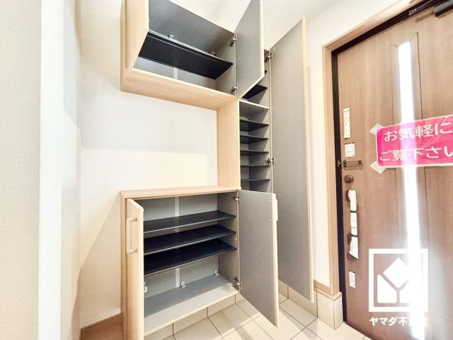 西宮市笠屋町の収納|玄関にはシューズボックスを設置。家族の靴もしっかり収納できるので、玄関がいつも片付き、気持ちよくお客様を迎えられます。