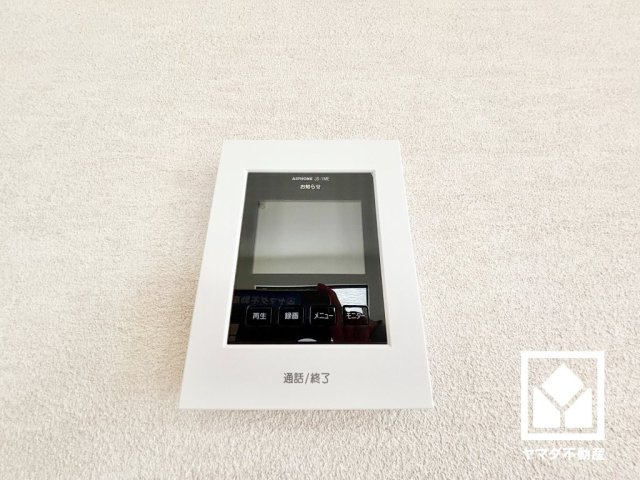 西宮市笠屋町の防犯設備|突然の来訪時にも防犯面で心強いモニター付きインターホンを設置。お留守番中のお子様も、室内からスムーズに相手の確認ができます。