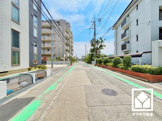 西宮市笠屋町の前面道路含む現地写真|前面道路幅員約7.5mとゆったりとした広さがあるのでファミリーカー等の車の出入りもしやすい立地です。