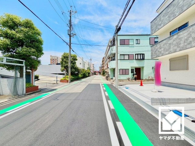 西宮市笠屋町の前面道路含む現地写真|阪神武庫川線「東鳴尾」駅まで徒歩5分、阪神本線「鳴尾・武庫川女子大前」駅まで徒歩14分の立地。毎日の通勤・通学だけでなく、休日のお出かけまで利便性に優れています。