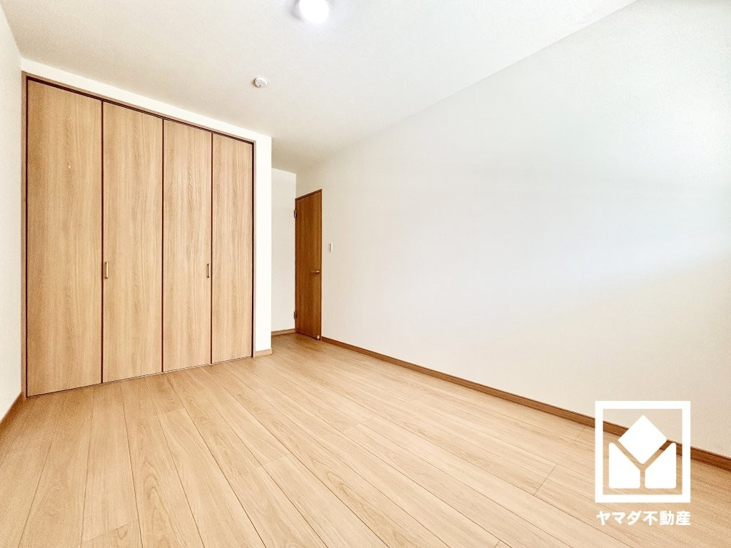 西宮市笠屋町の洋室|約6.5帖の1階洋室です。大きなクローゼット付きで整理整頓しやすいお部屋です。