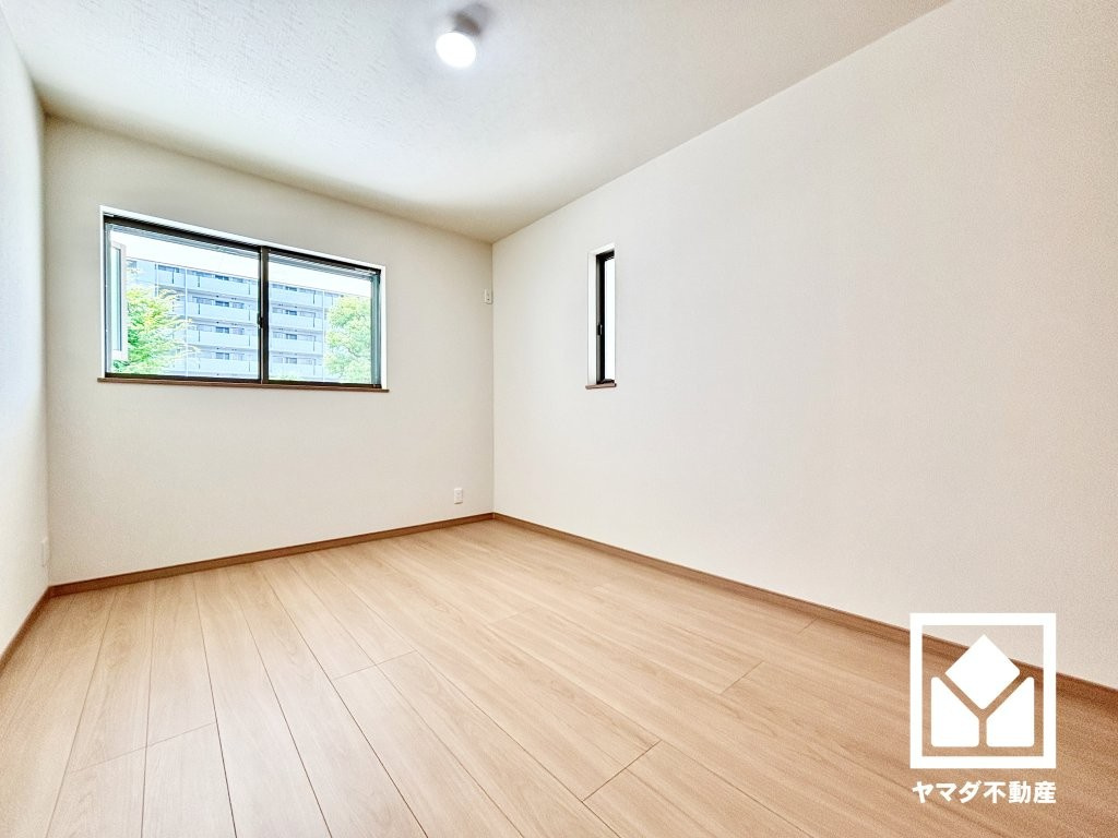 西宮市笠屋町の洋室|約6.5帖の1階洋室です。全居室に窓がございます。明るい陽光がたっぷり差し込む心地よい生活空間です。