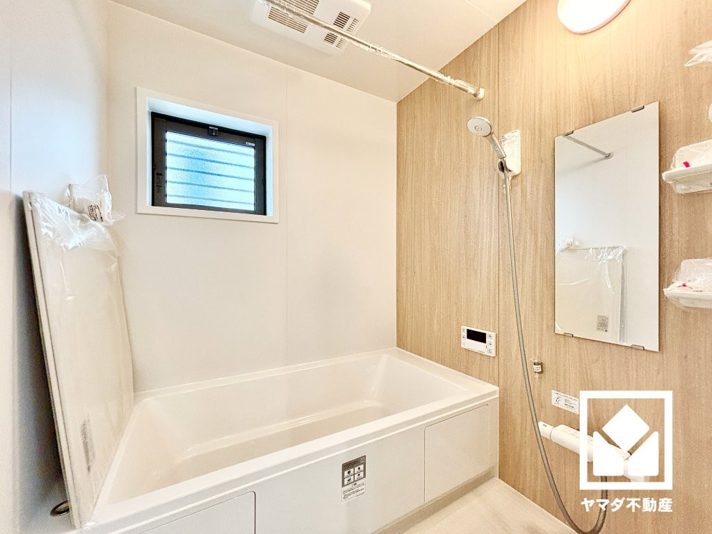 西宮市笠屋町の浴室|システムバスはLIXIL AXを採用。お手入れのしやすさや入浴の快適性に配慮されたシリーズです。真冬の寒い浴室を暖かく、また雨の日の洗濯物の乾燥にと多用途に活躍する浴室暖房乾燥機付き。
