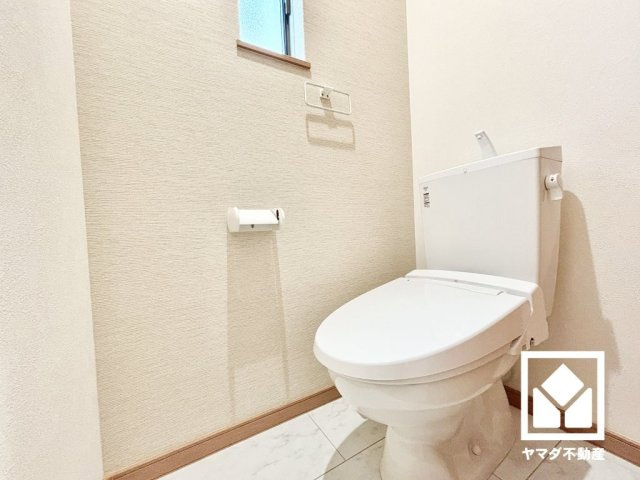西宮市笠屋町のトイレ|明るく清潔感溢れるトイレです。1階・2階の2か所に設置されているので、朝の忙しい時間帯も混雑を避けやすい間取りです。温水洗浄便座付きで、季節を問わずいつでも温かい便座をお使いいただけます。