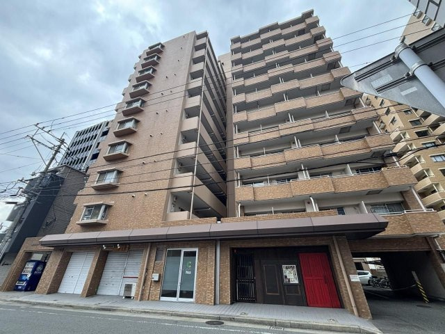 【外観】 | 朝日プラザ博多☆仲介手数料無料☆ | 【充実の周辺環境】博多駅が徒歩圏内ながら、徒歩2分のコンビニや近隣のスーパーなど日常生活に便利な施設が揃う好環境。バス停もすぐ近くでフットワーク軽く動ける、ビジネスにもプライベートにも最適な立地。