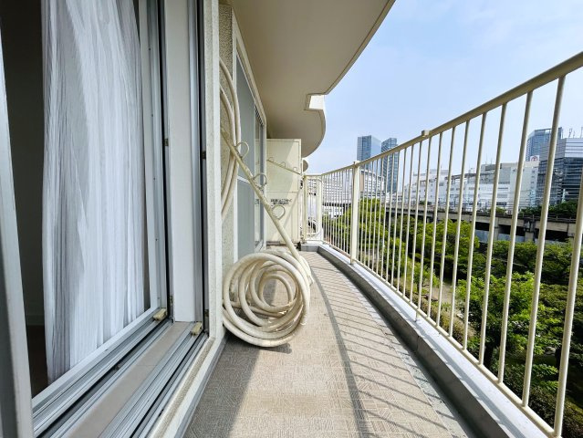 横浜駅から歩いて７分ですって！横浜駅が最寄りって、神奈川の最上級って感じがします！みなとみらいとはちょっと違うヨコハマって感じがちょっとイイ！！『パークハイツ横浜』リノベーションのバルコニー|バルコニー付きです
