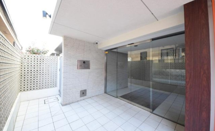 松戸市松戸の賃貸マンションのエントランス