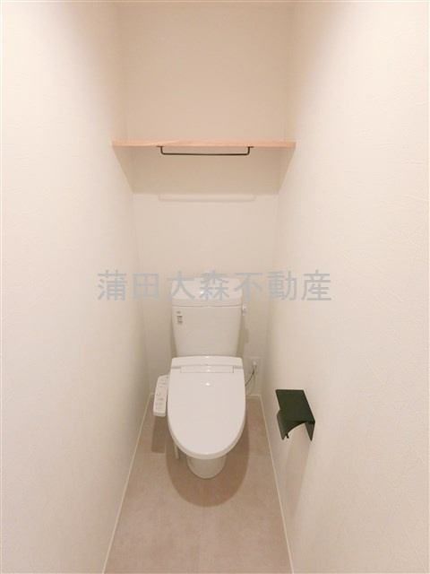アピチェ池上のトイレ|棚と温水洗浄便座付きのトイレ
