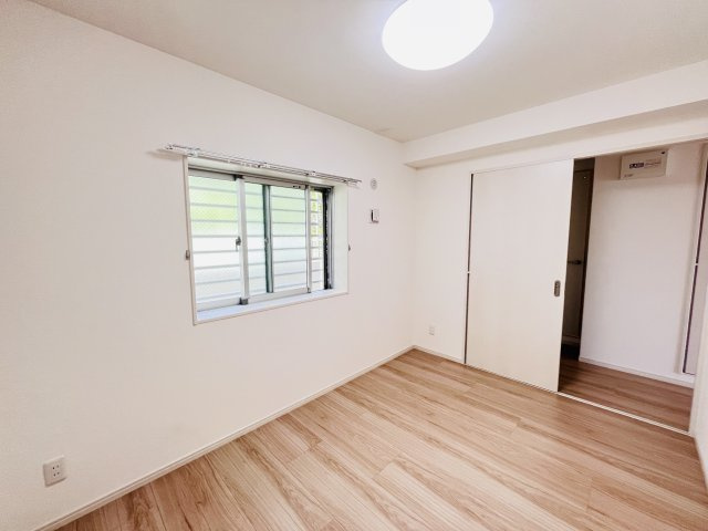 TREVO Lienの居間・リビング|5.2帖の洋室です♪
窓の位置がお部屋に入って正面側となります。
詳しくは間取り図をご確認くださいませ♪