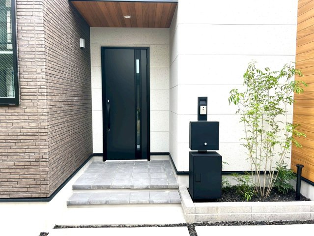 葛飾区東金町８丁目新築戸建て【全1棟】の玄関|一歩足を踏み入れた瞬間から、上質な暮らしが始まります。