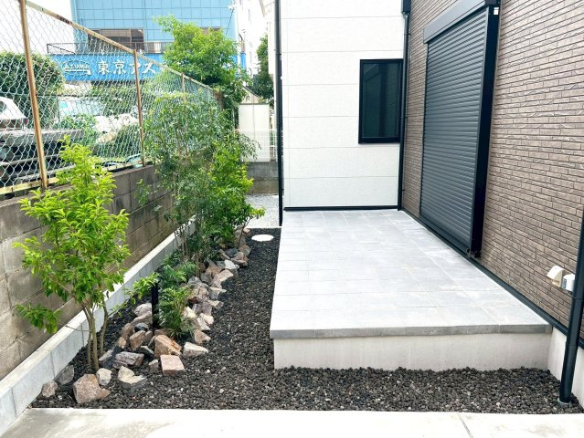 葛飾区東金町８丁目新築戸建て【全1棟】の庭|外と室内をゆるやかにつなぐ、心地よいタイルテラス。