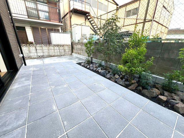 葛飾区東金町８丁目新築戸建て【全1棟】の庭|リビングの延長として寛げる、開放感あふれるタイルテラスです。
