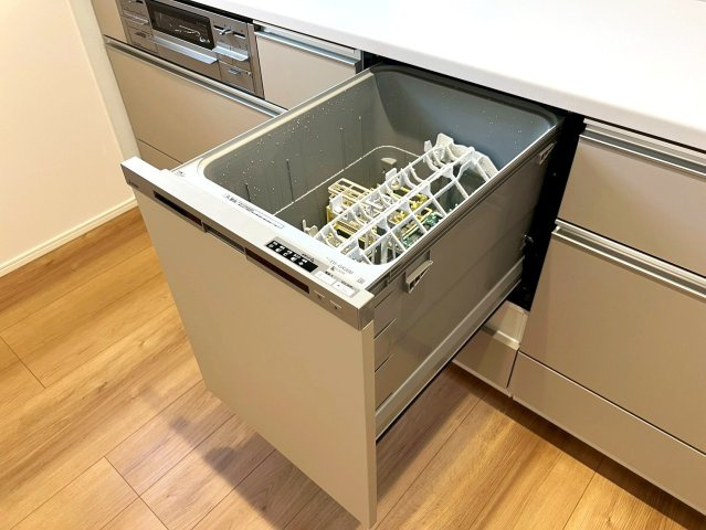 葛飾区東金町８丁目新築戸建て【全1棟】のキッチン|忙しい毎日の家事負担を軽減。時短を叶える食器洗浄乾燥機付き。