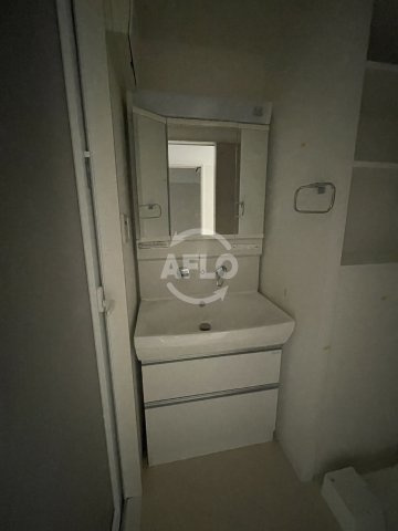 ブルフォルトゥーナ扇町の独立洗面台|ブルフォルトゥーナ扇町　三面鏡独立洗面台