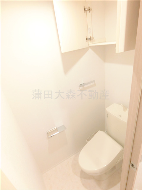 ドゥーエ梅屋敷のトイレ|吊戸棚と温水洗浄便座付きのトイレ　