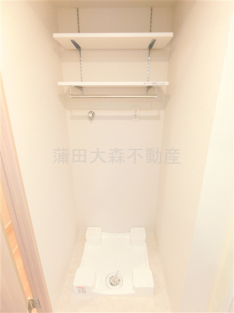 ドゥーエ梅屋敷の設備|棚付きの洗濯機置き場