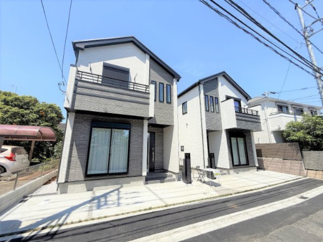 【外観】 | 【仲介手数料２２０万円が無料！】■４ＬＤＫ＋車庫■バス停まで２分■長期優良認定住宅■ＺＥＨ水準 | 施工例
【諸費用２２０万円ＯＦＦ！】
決算特別キャンペーン！
家計応援サービスの限界に挑戦中！
■耐震性能など住宅性能評価６項目で最高評価
■ＺＥＨ水準（エコ住宅）
■モデルハウス見学可
