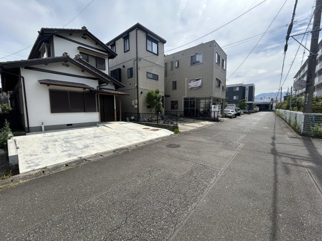 駿河区桃園町中古住宅の前面道路含む現地写真