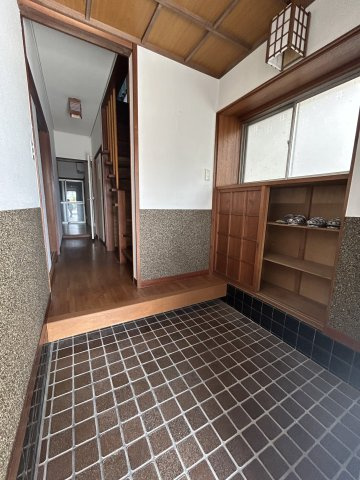 駿河区桃園町中古住宅の玄関