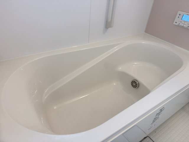 松山市鷹子町　平屋の浴室|ゆったりとした浴槽で一日の疲れを癒せます。