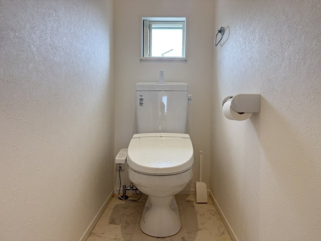松山市鷹子町　平屋のトイレ|温水洗浄便座付きで快適にご使用いただけます。
