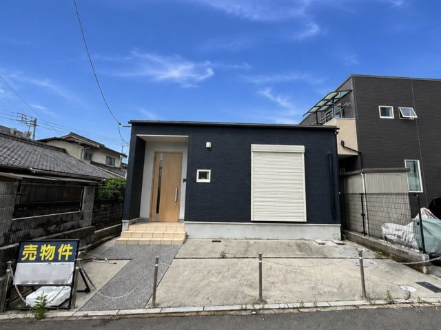 松山市鷹子町　平屋の外観|スタイリッシュな外観が目を引く築浅平屋住宅。