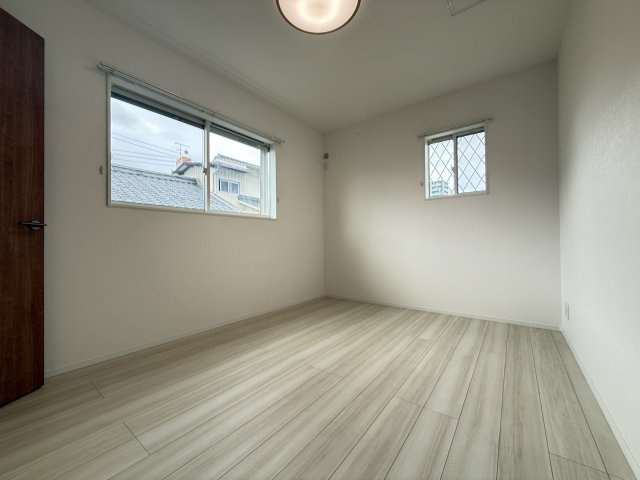 松山市鷹子町　平屋の洋室|約6帖の洋室。主寝室としてもおすすめです。