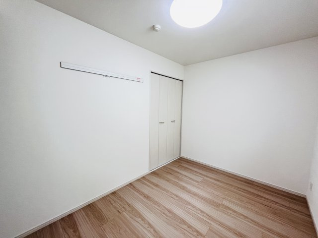 TREVO Lienの居間・リビング|5.2帖の洋室です♪
窓の位置がお部屋に入って正面側となります。
詳しくは間取り図をご確認くださいませ♪
