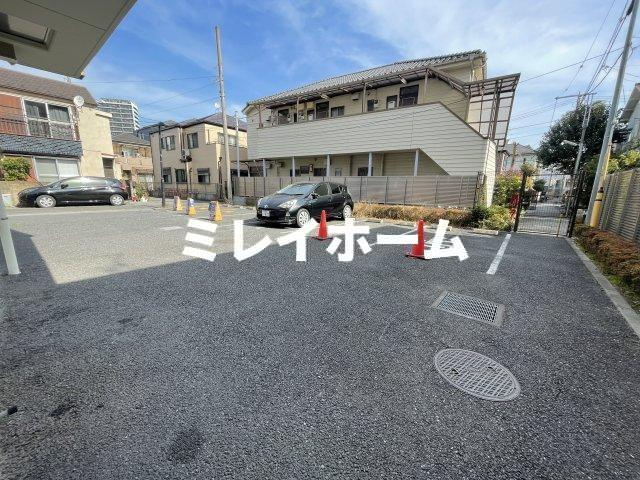 ガーデン萩中の駐車場