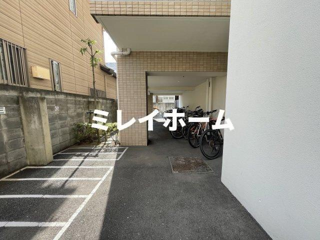 ガーデン萩中の駐車場