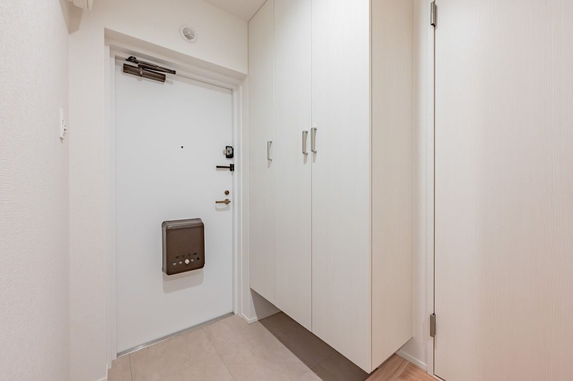 ライオンズマンション赤羽西の玄関|ライオンズマンション赤羽西：玄関にはシューズボックスがあり靴もスッキリ収納可能です！
