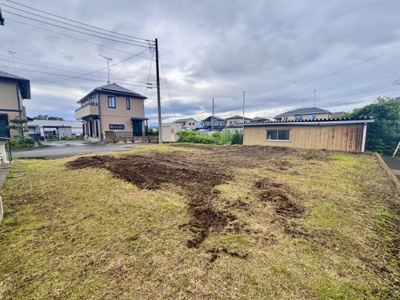 【前面道路含む現地写真】 | 【佐野市天神第１期　現地外観】
※令和８年８月時点