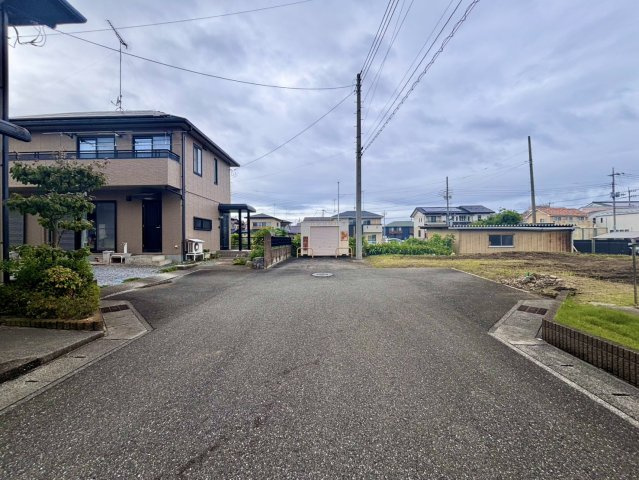 【前面道路含む現地写真】 | 【佐野市天神第１期　現地外観】
※令和８年８月時点