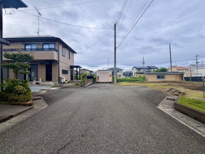 【前面道路含む現地写真】 | 【佐野市天神第１期　現地外観】
※令和８年８月時点