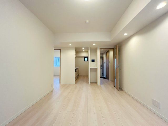 個人的に思うのは、、玄関開けて奥行感ある部屋も良いけれど、横に広がっている空間の方が好きっ！！共感できる方は、まずクリッククリック！！！な、『日神パレステージ横浜第２』リノベーションの居間・リビング|ゆったり過ごせる居間です
