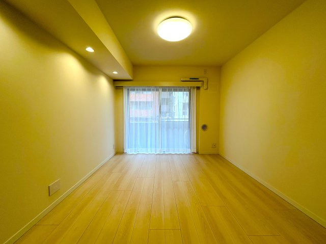 個人的に思うのは、、玄関開けて奥行感ある部屋も良いけれど、横に広がっている空間の方が好きっ！！共感できる方は、まずクリッククリック！！！な、『日神パレステージ横浜第２』リノベーションの居間・リビング|リビングです