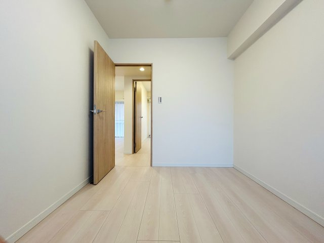 個人的に思うのは、、玄関開けて奥行感ある部屋も良いけれど、横に広がっている空間の方が好きっ！！共感できる方は、まずクリッククリック！！！な、『日神パレステージ横浜第２』リノベーションの収納|大きなものも収納できそうです